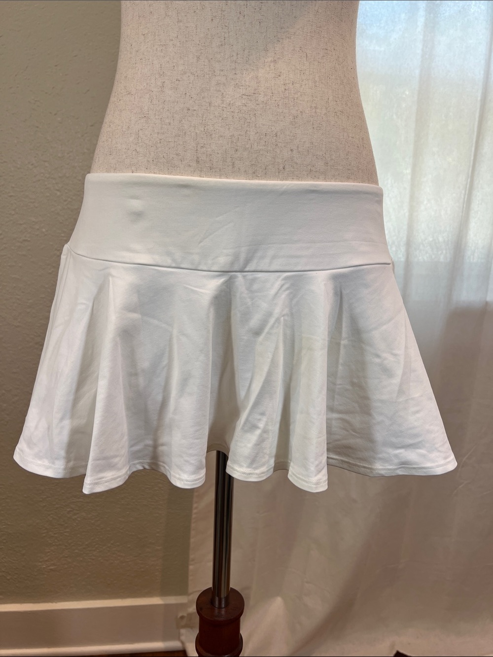 Shock Absorber White Stretchy Tennis Style Skort with Flared Hem Skirt. L. NWOT